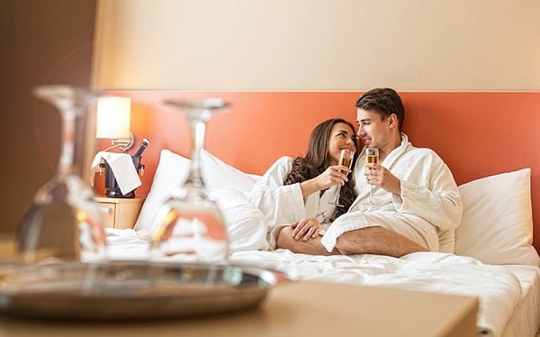 IS IT LEGAL FOR UNMARRIED COUPLES TO STAY IN A HOTEL IN INDIA ?